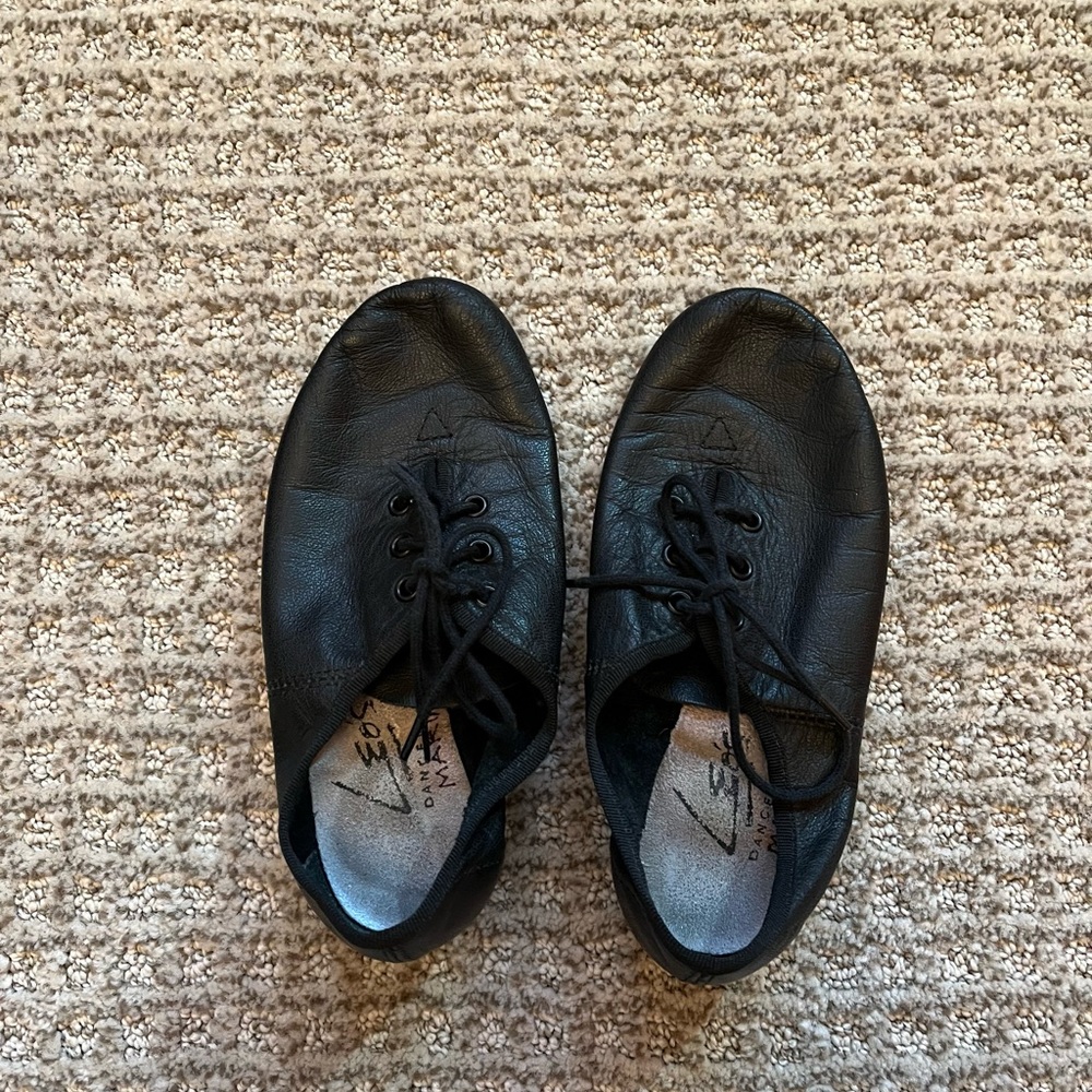 Leo’s child size 2 lace up jazz shoe.